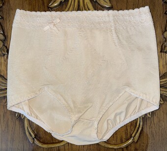 Lovely Vintage 1970's Beige Rear Seam Support Secret Hug Wonderwear ...